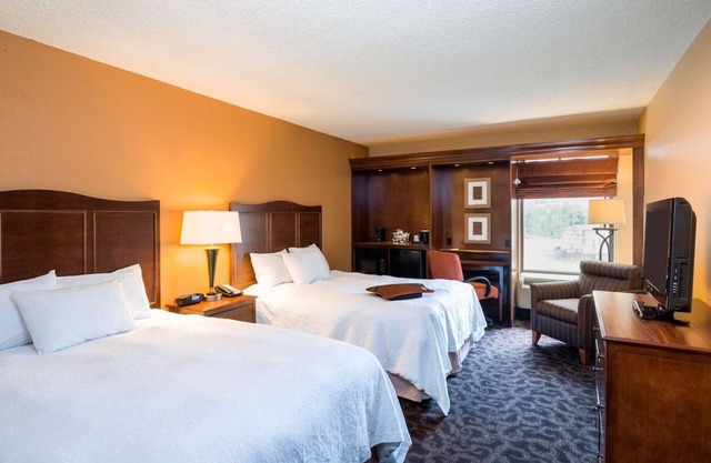 Danville Charm: Spacious Rooms with Easy Access to Route 80! Parking