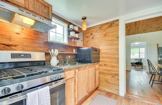 Danville Home w/Patio < 1/2 Mi to Caesars Casino!
