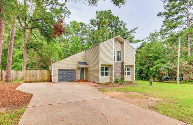 Daphne Home w/ Deck: Close to Beaches & Parks!