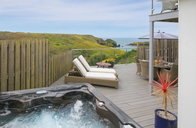 DAPHNE, pet friendly, country holiday cottage, with pool in Mullion