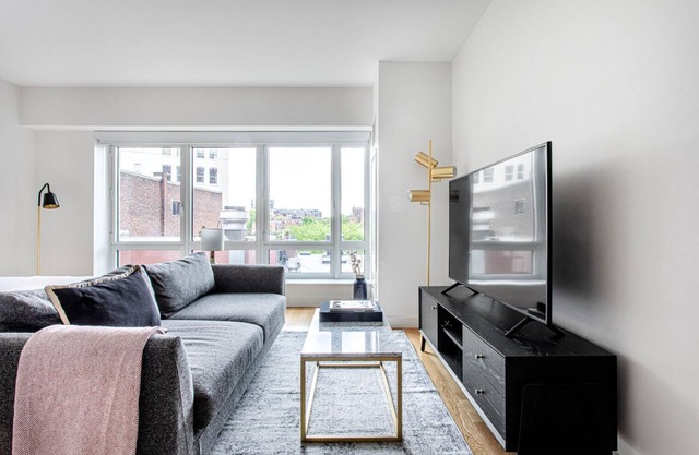 Dapper Back Bay Studio, w/ Gym, walk to Newbury St. by Blueground