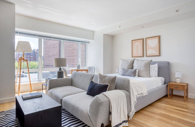 Dapper Back Bay Studio, w/ Gym, walk to Newbury St. by Blueground