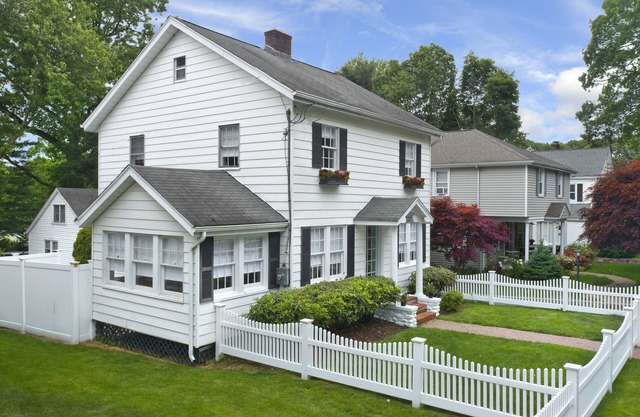 Darien, Cozy 3 bd home, fireplace, close to train
