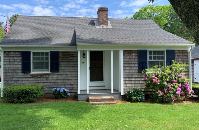 Darling Cape Cottage - Steps from Downtown Harwich Port