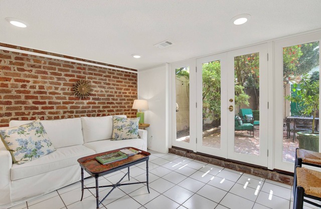 Darling Garden Apartment on Charlton