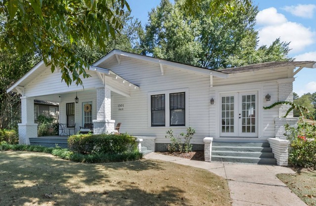 Darling on Main Beautifully Renovated Historic Home 2 Miles from UA Campus!