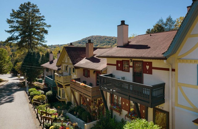 Das Heart of Helen Haus - Bavarian-Style Townhouse Nestled Downtown Helen
