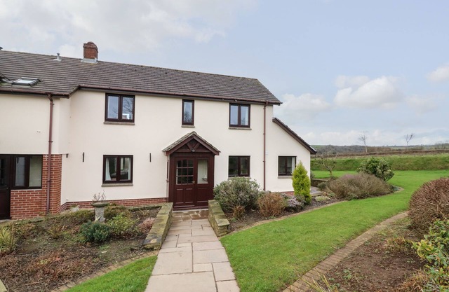 DASSEL COTTAGE, pet friendly, character holiday cottage in Barnstaple