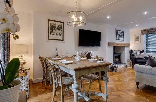 Situé dans une rue latérale paisible de la ville fortifiée de Conwy, ce superbe cottage récemment rénové