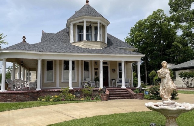 Davis Street Victorian - Steps away from Celebration Square !
