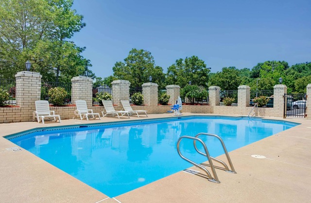Days Inn by Wyndham Newport News City Center Oyster Point
