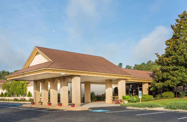 Days Inn & Conf Center by Wyndham Southern Pines Pinehurst