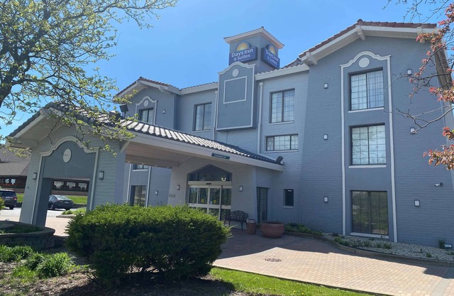 Days Inn & Suites by Wyndham Arlington Heights
