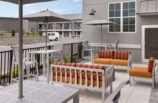 Days Inn & Suites by Wyndham Bowling Green