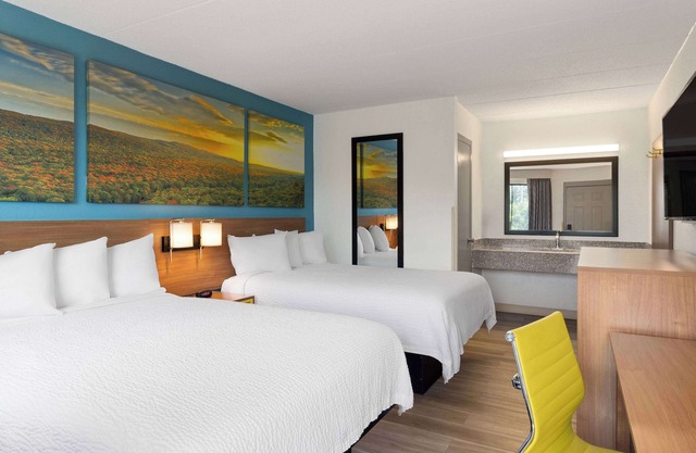 Days Inn & Suites by Wyndham Indianapolis Airport East