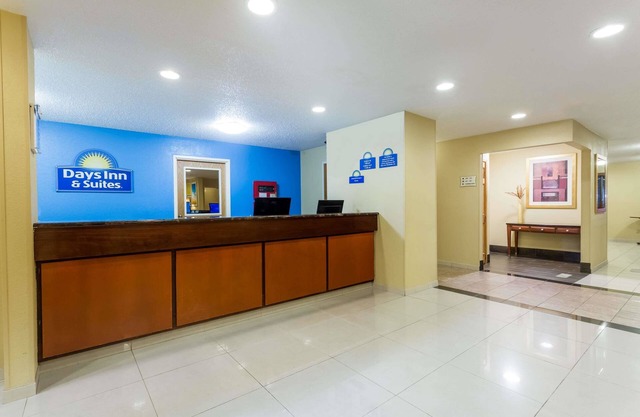Days Inn & Suites by Wyndham Bloomington/Normal IL
