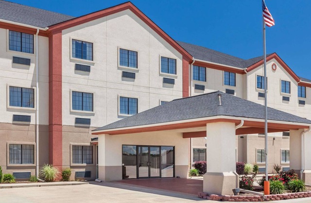 Days Inn & Suites by Wyndham McAlester