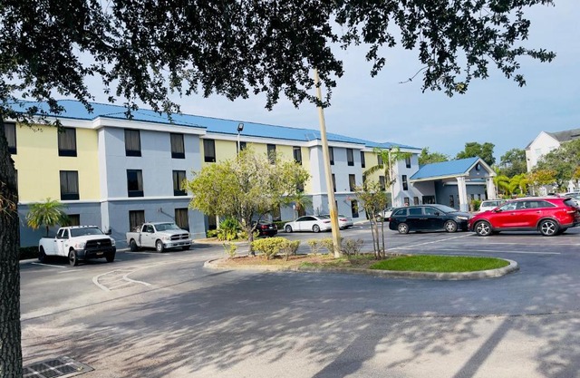 Days Inn & Suites by Wyndham Lakeland