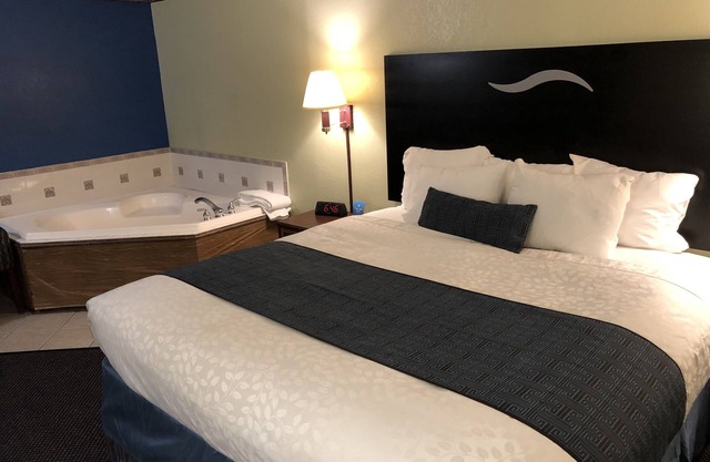 Days Inn & Suites by Wyndham Youngstown / Girard Ohio