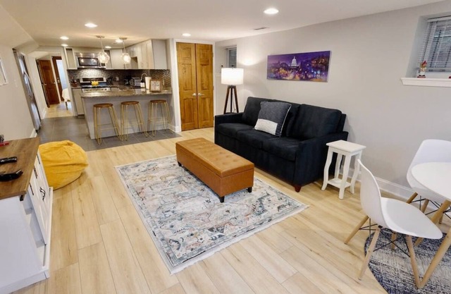 D.C. Beckons! Darling Apt Sleeps 4