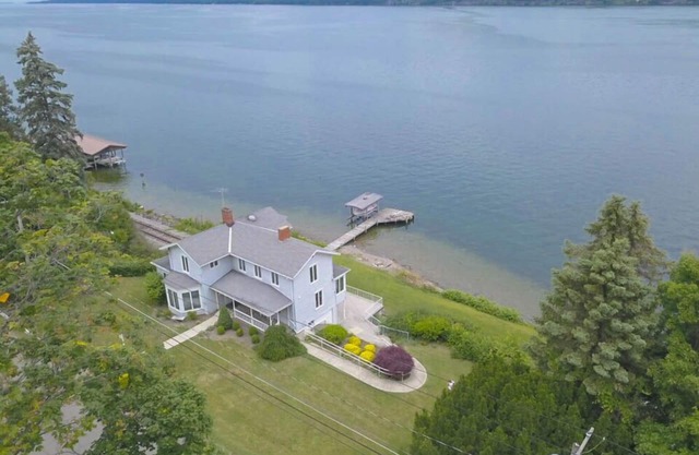 Dean Lake House: "Près de Watkins Glen et des établissements vinicoles, 350 pieds de bord du lac!