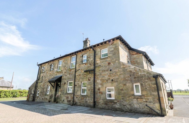 DEANRISE, pet friendly, character holiday cottage in Alnwick