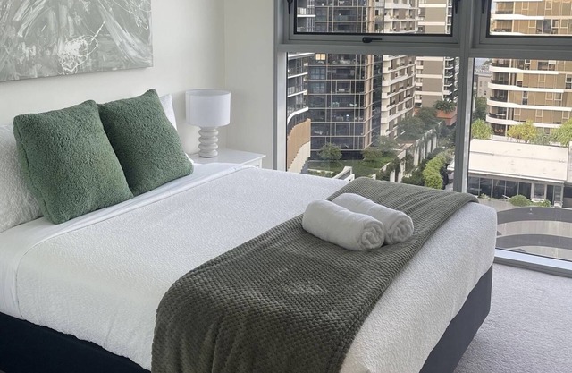 Dean’s Place- Top-floor Luxury Stay in the City with View 15mins frm the Airport