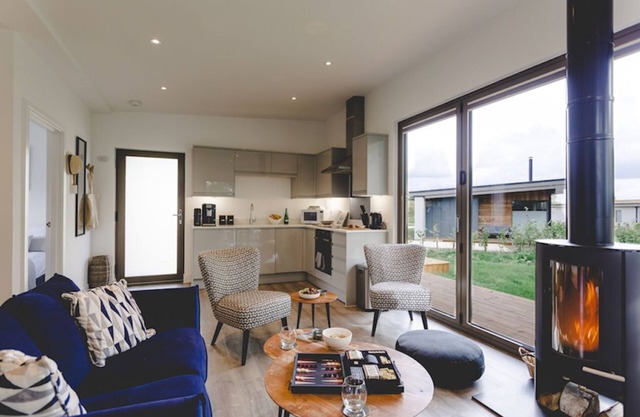 Eco Lodge "Deben" with Pond View & Private Hot Tub
