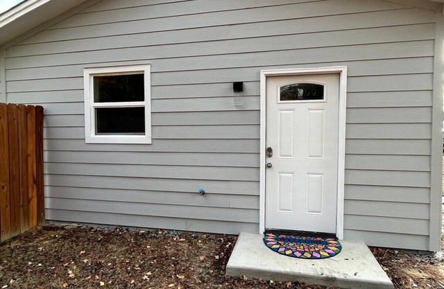 Decatur Bungalow: Cozy Comfort & Convenience