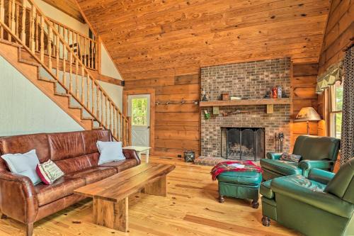 Deck and Game Room Lakefront Landrum Cabin!