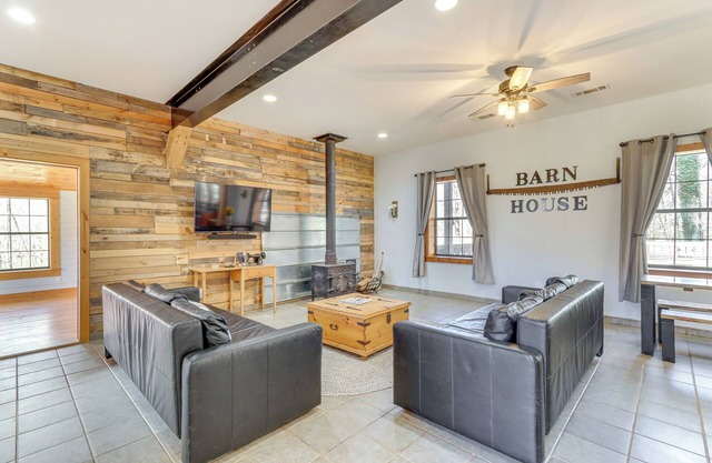 Deck & Fire Pit: Cherry Log Cabin on Farm!