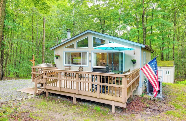 Deck & Fire Pit: Pet-Friendly Pocono Lake Abode!