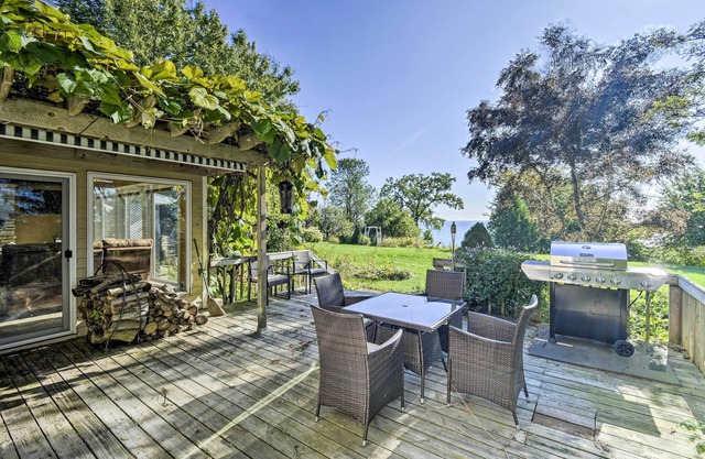 NOUVEAU! Algoma Lake Home w / BBQ, Fire Pit, Pvt Beach!