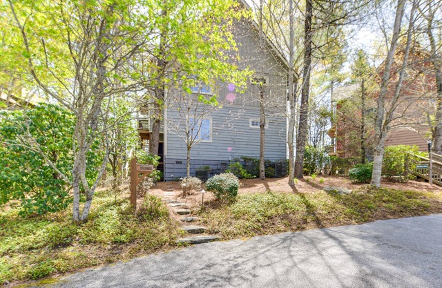 Inviting Cashiers Condo: Deck & Golf Course Views!