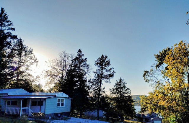 Walk to Lake, FAMILY FUN! WiFi, Deck &FirePit, Caves, HaHaTonka Castle, Fishing