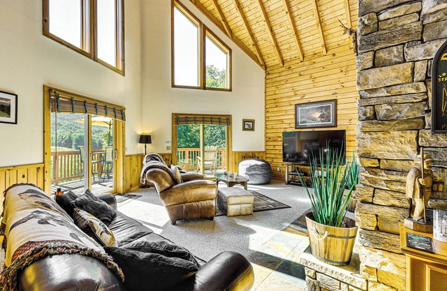 9 Mi to Silver Creek: Valley Head Cabin w/ Deck!