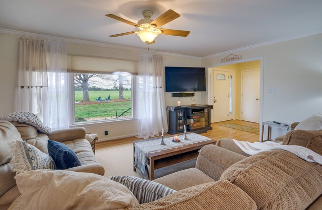 Bealeton Farmhouse Vacation Rental w/ Fire Pit