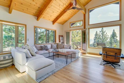 Decks and Lake Tahoe Views Secluded Mtn Cabin!