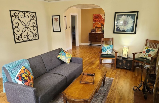 Dee's Cottage, Central, Entire Home, Pet Friendly.