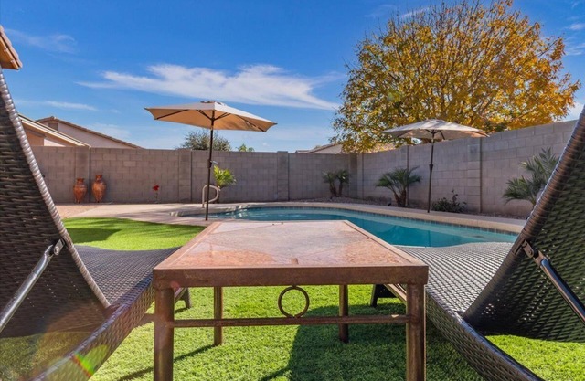 Quiet 3 BD 2Bt, pool, close to Queen Creek & Airport