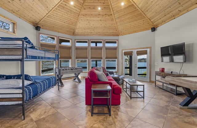 Lake Front, Private Dock, Game room, Paddle Boards, Fire Pit, and Grill
