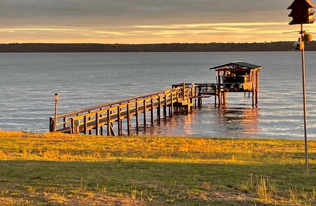 Maison en eau profonde du lac Marion. 4BR 2. 5BA. Pêcher hors du quai. Golf à proximité. COUCHERS DU SOLEIL