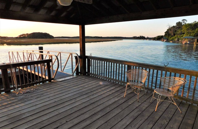 Quai en eau profonde, 20 min. À Parris Island, 15 min. Aux plages et à Beaufort