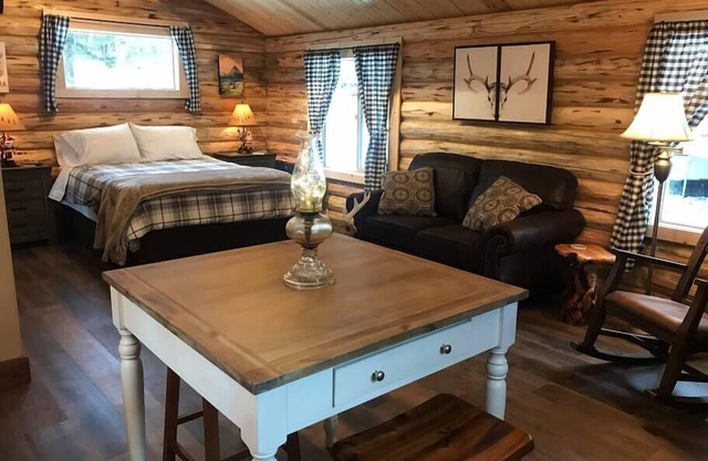 Cabane en rondins confortable dans un bois paisible
