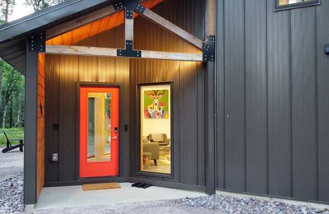 Deer Cabin @ Orange Tractor Retreat: a new, 3BR modern cabin on 40 private acres
