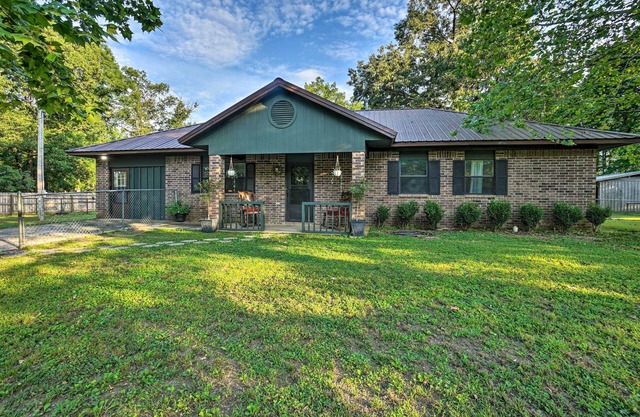 NEW! 'Deer Camp Run' Escape w/ Hot Tub & Game Room