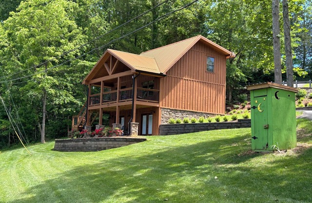 Deer Lick cabin New lake front cabin that sleeps 6. Bristol speedway 20 mins