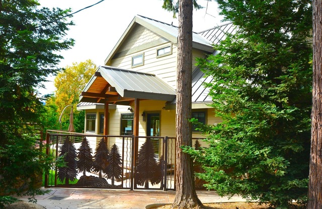 Deer Lodge #1 Lake front