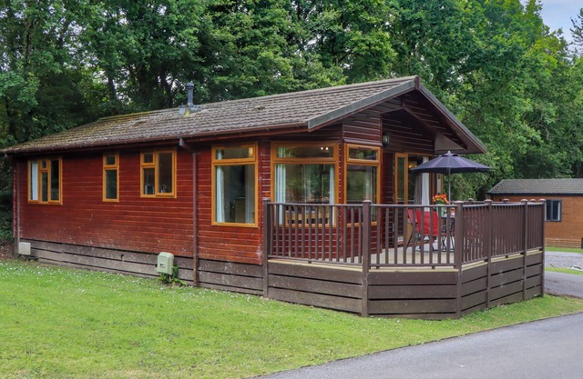 DEER PARK LODGE 8 - FAWN LODGE, pet friendly, with pool in Chudleigh