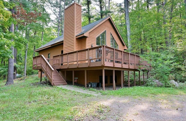 Belle cabane en rondins avec bateau ponton sur le lac Delta à Iron River, WI!